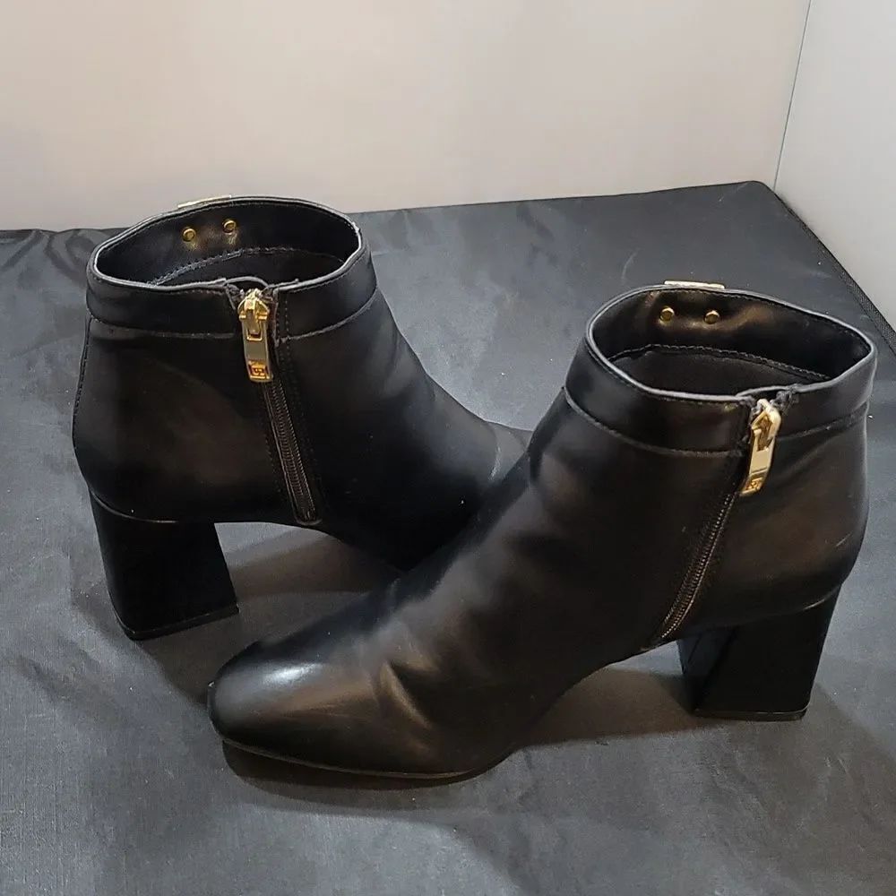 LIZ CLAIBORNE LC MALCOMB ALMOND TOE BLOCK HEEL BOOTIE